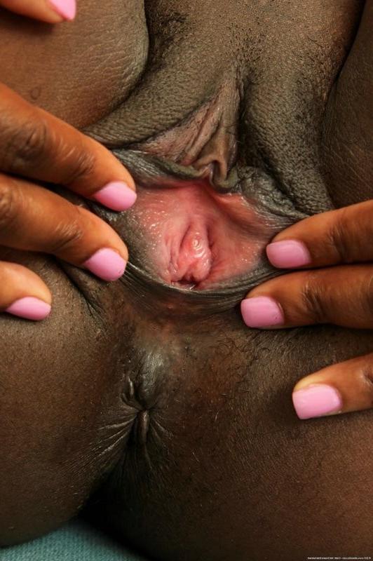 15P big ass Brooke exposes her bald ebony pussy