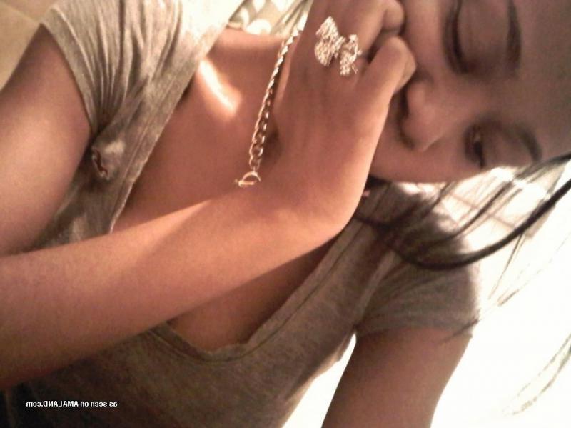 14P Ebony teen in non-nude self-shot pictures