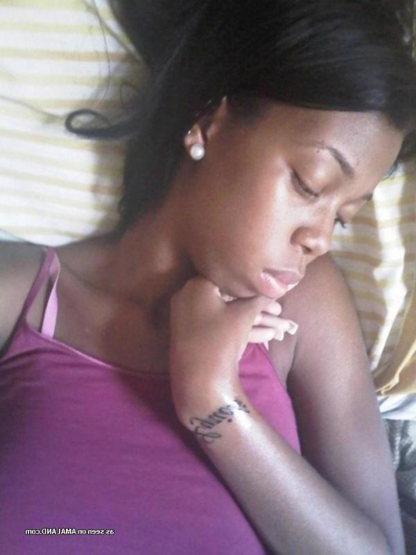 14P Ebony teen in non-nude self-shot pictures