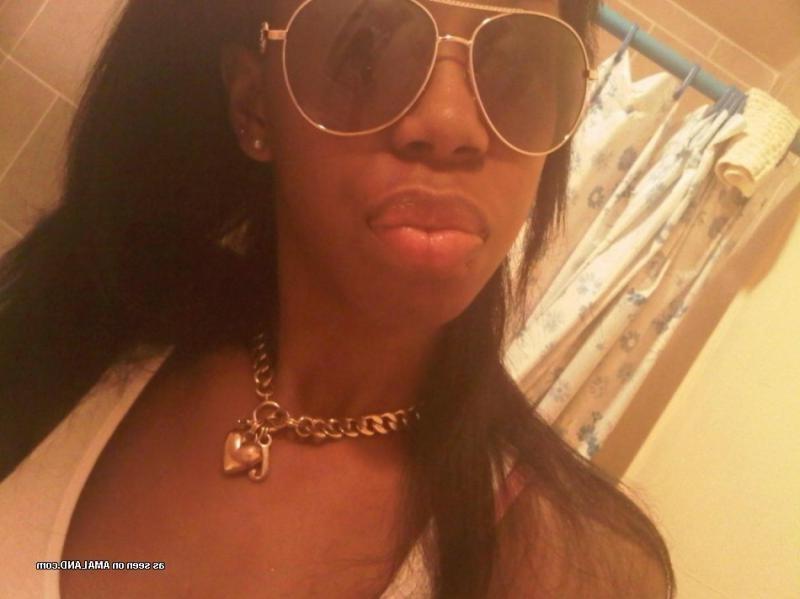 14P Ebony teen in non-nude self-shot pictures
