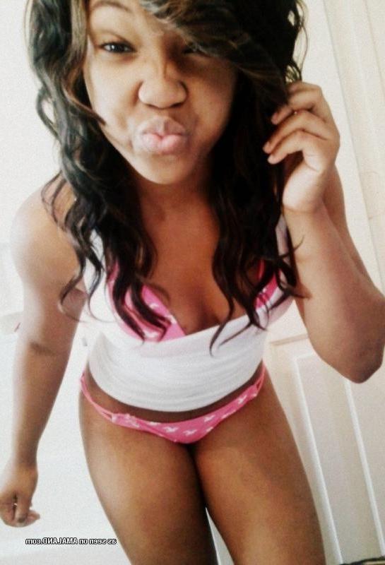 7P Gallery of a sexy ebony teen's Myspace selfpics