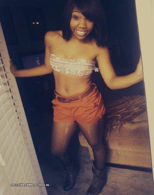 7P Gallery of a sexy ebony teen's Myspace selfpics