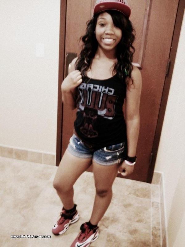 7P Gallery of a sexy ebony teen's Myspace selfpics