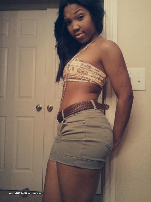 7P Gallery of a sexy ebony teen's Myspace selfpics