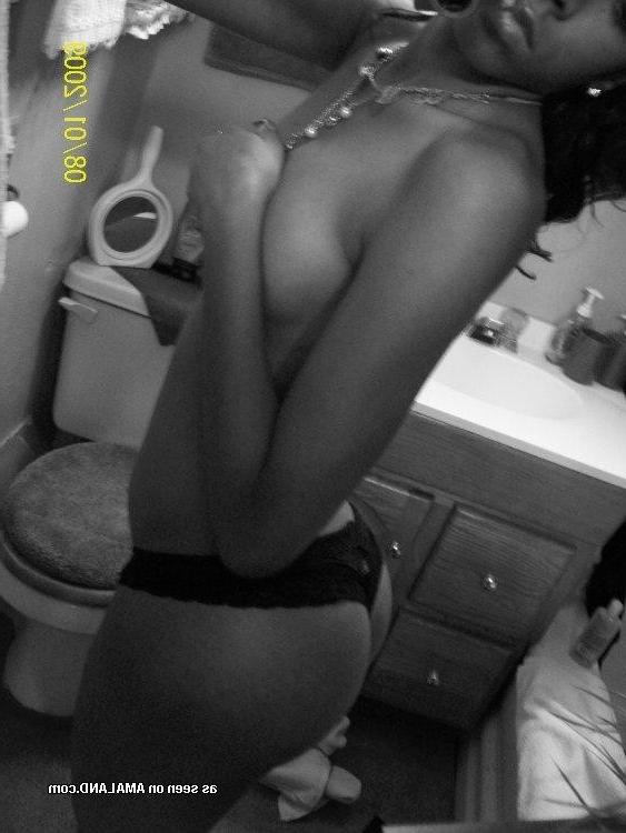 10P Sexy ebony teen teasing self-shot pictures
