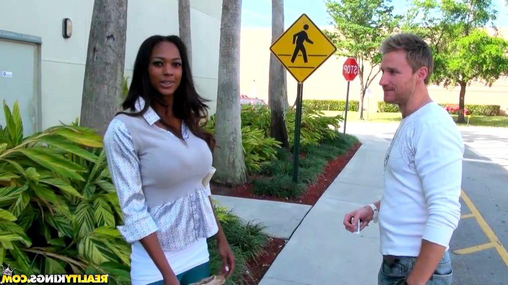 16P Black milf picked up on the street for a quickie