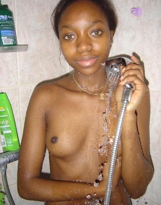 15P Ebony teen gfs posing for cell phone pics