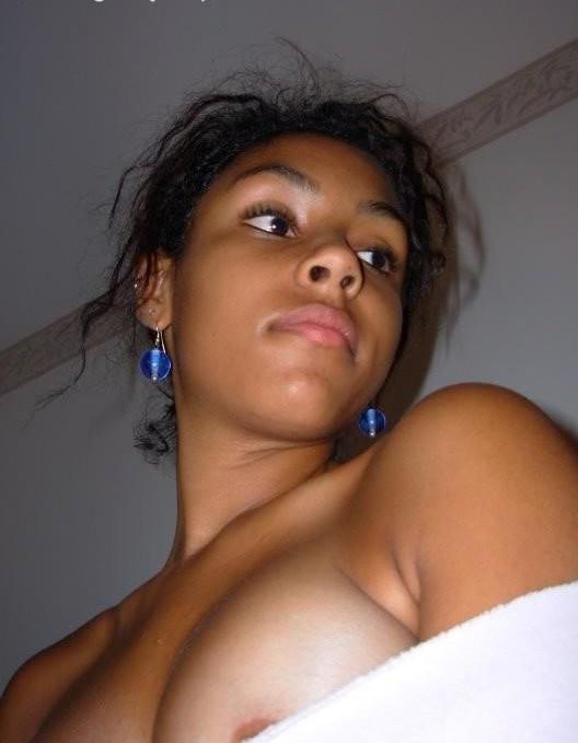 15P Ebony teen gfs posing for cell phone pics
