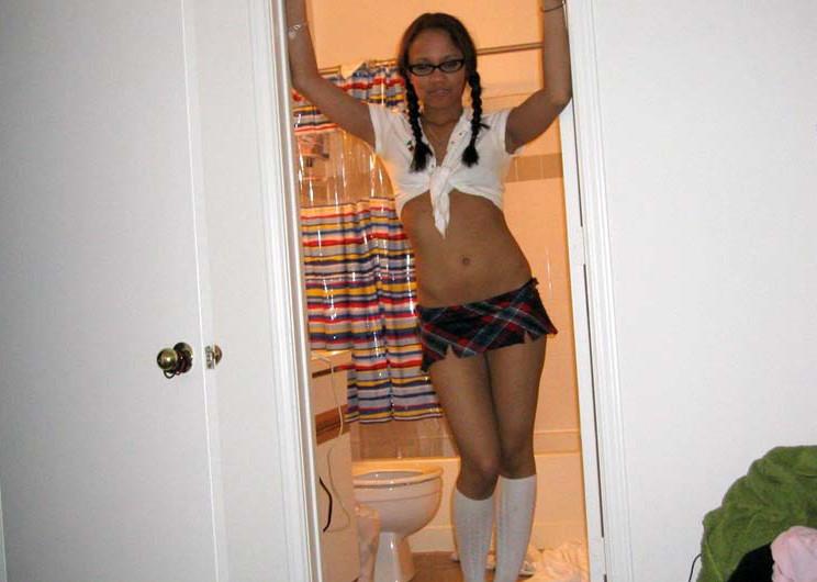 15P Ebony teen gfs posing for cell phone pics