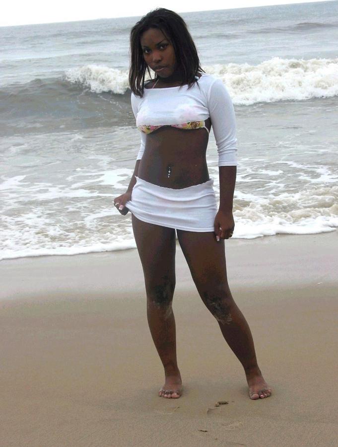 15P Ebony teen gfs posing for cell phone pics