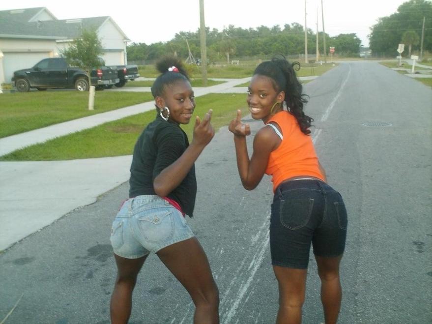 15P Ebony teen gfs posing for cell phone pics