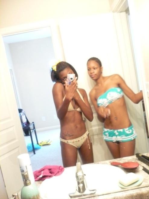 15P Ebony teen gfs posing for cell phone pics