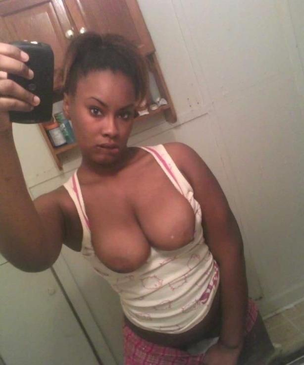15P Ebony teen gfs posing for cell phone pics