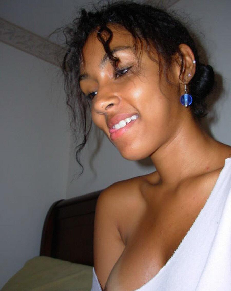 15P Ebony teen gfs posing for cell phone pics