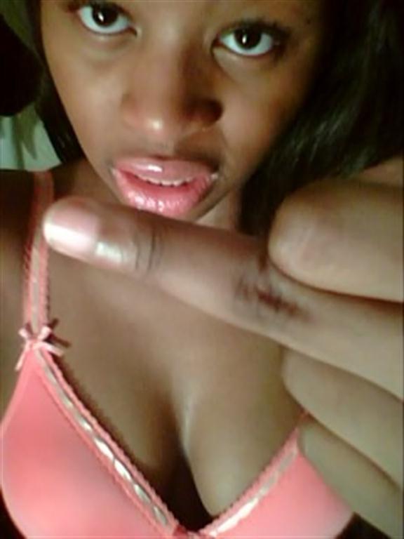 15P Ebony teen gfs posing for cell phone pics
