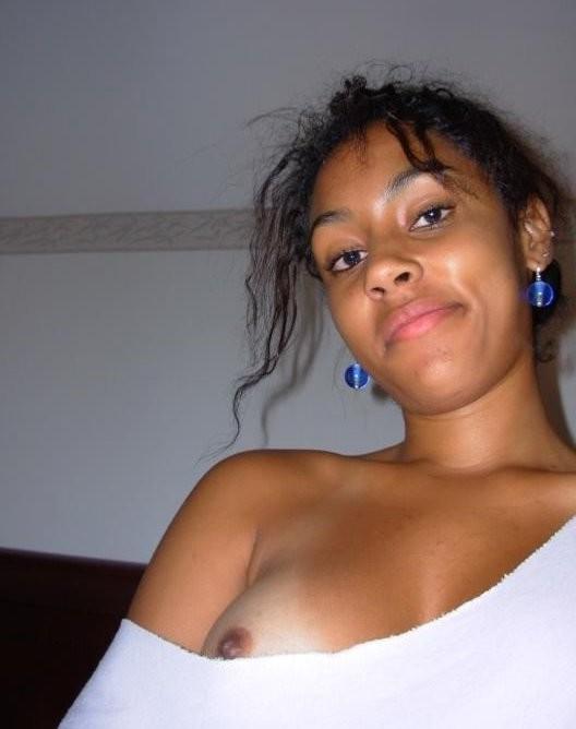 15P Ebony teen gfs posing for cell phone pics
