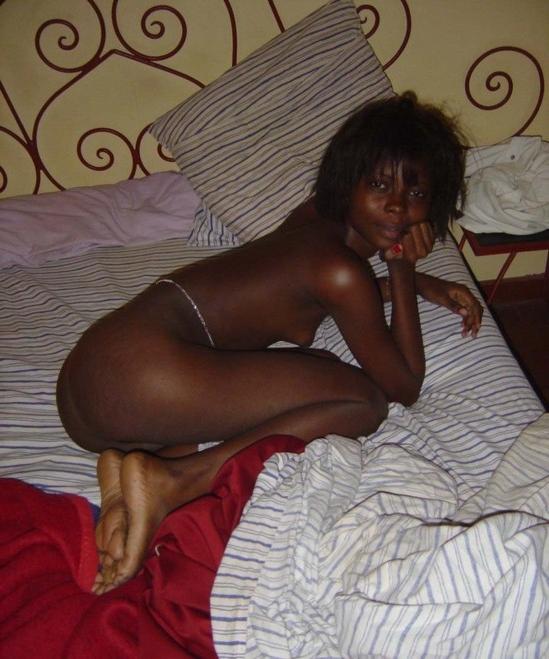 15P Ebony teen gfs posing for cell phone pics