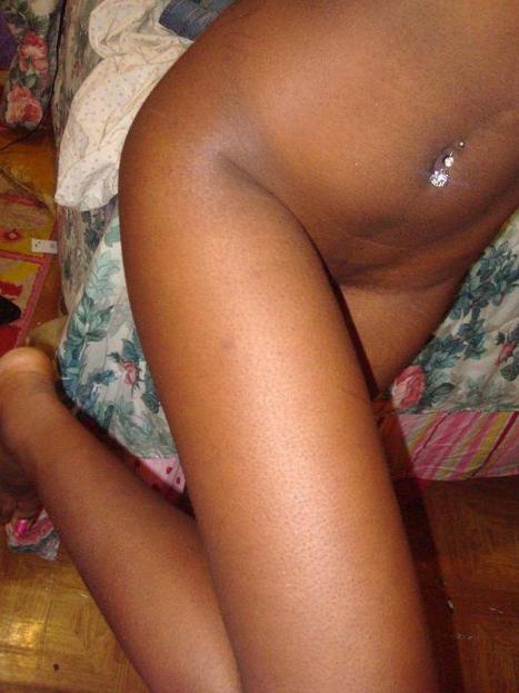 15P Ebony teen gfs posing for cell phone pics
