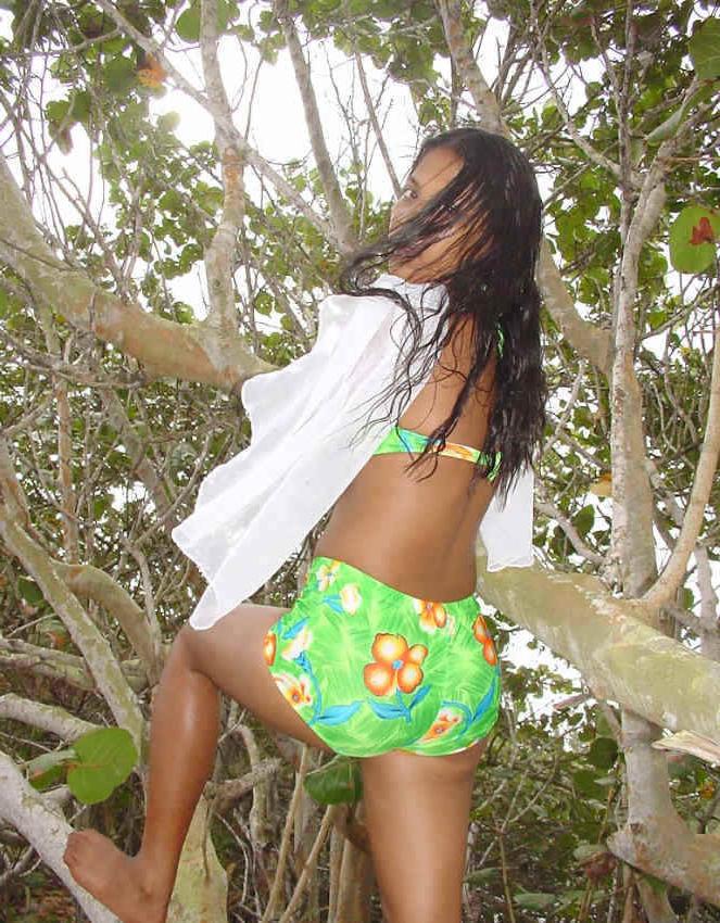 15P Amateur ebony beauty posing outdoor