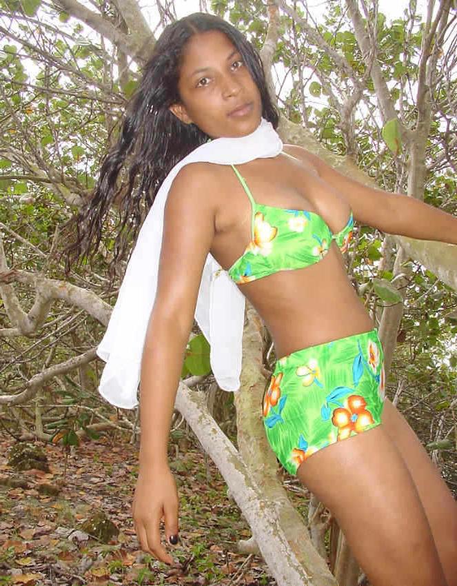 15P Amateur ebony beauty posing outdoor