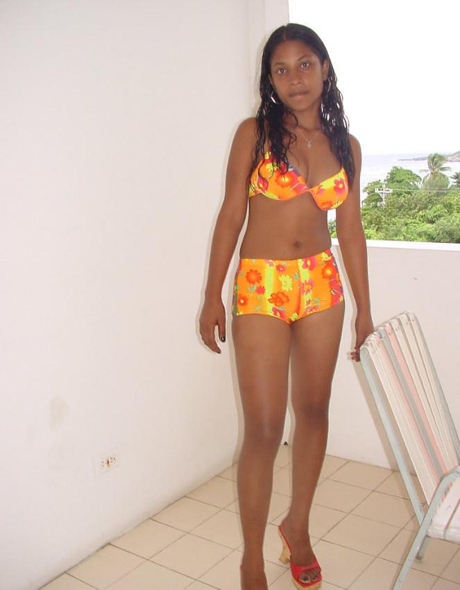 15P Hot ebony amateur posing outdoors