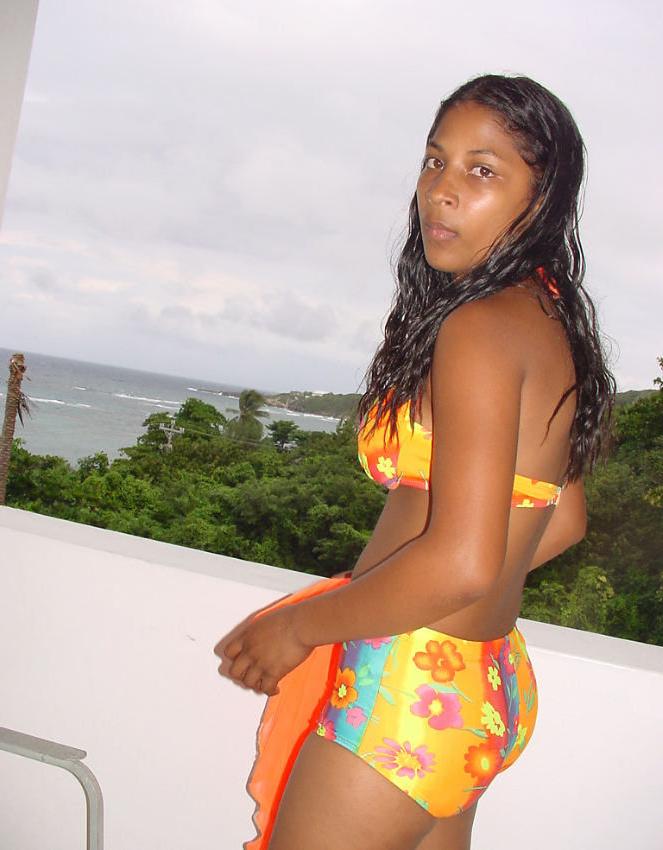 15P Hot ebony amateur posing outdoors