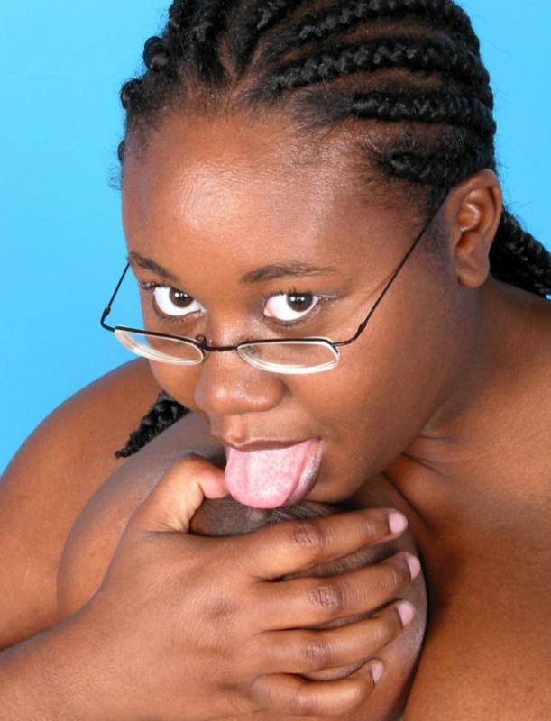 20P Ebony fattie spreading nude on sofa