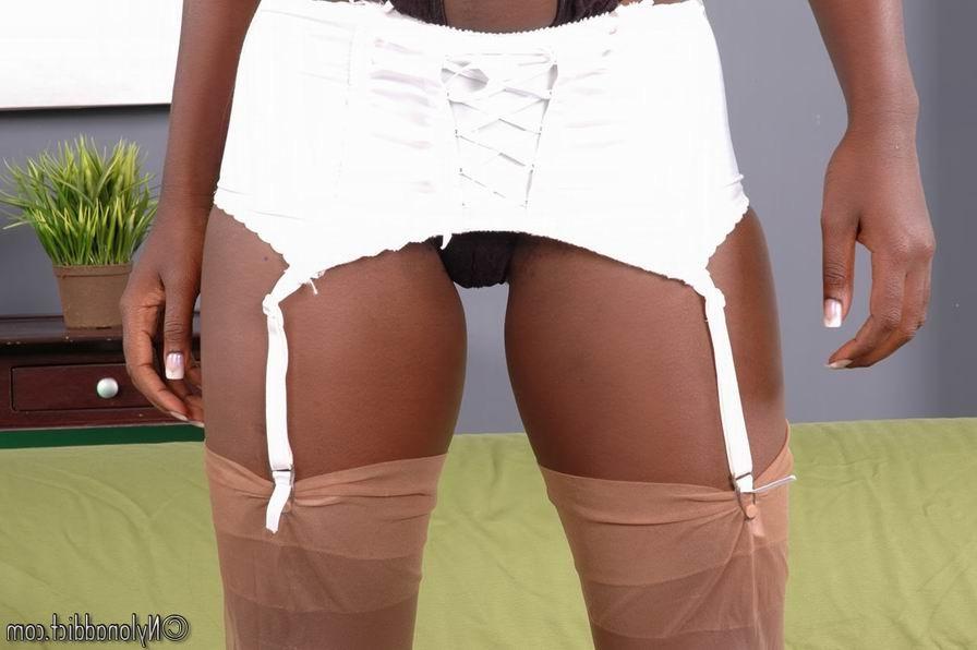 16P Leggy ebony in stockings looking tasty