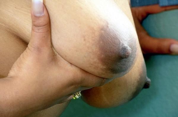 20P Big tit ebony babe loves spreading her pussy