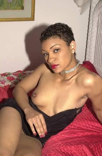 16P Ebony girl spreading her sexy legs in bed