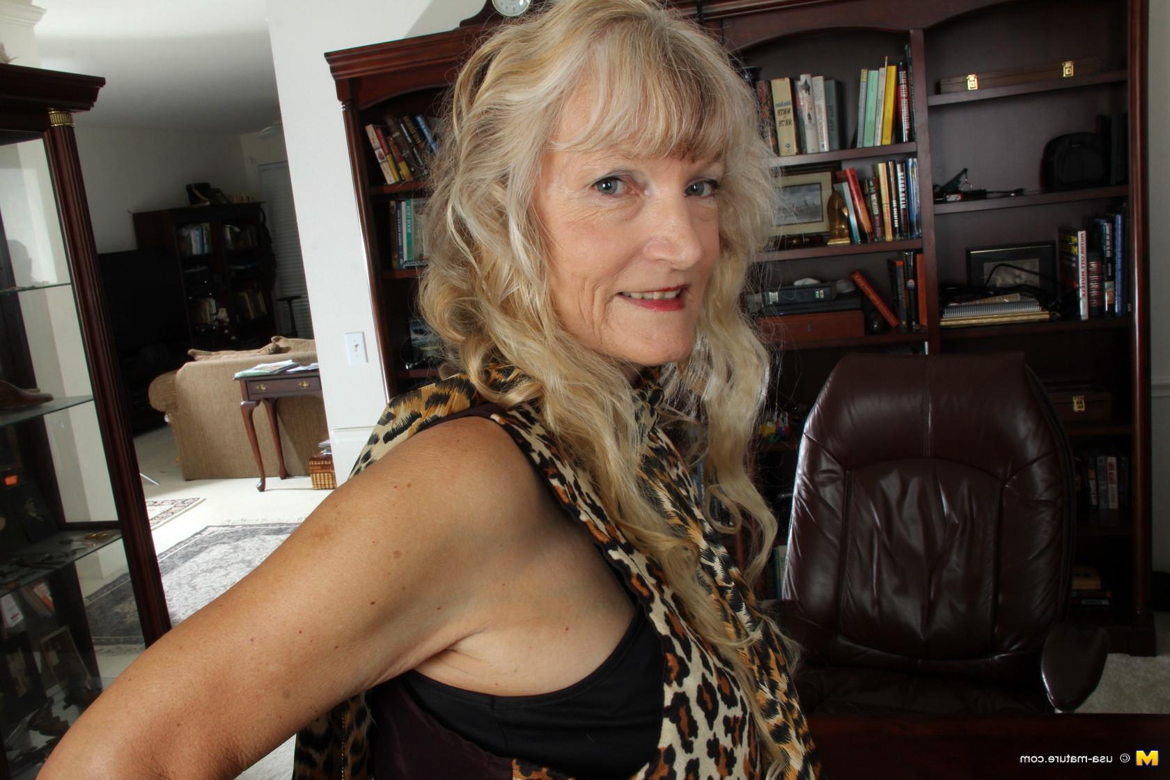 16P Naughty American housewife getting ready to be dirty