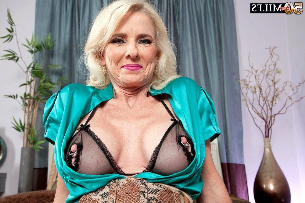 15P The new milf has a gaping pussy