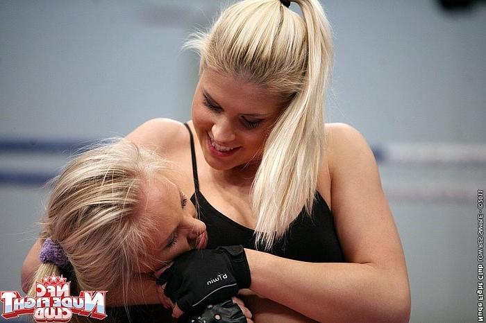 16P Brandy Smile blond lesbian in catfight with Barbie
