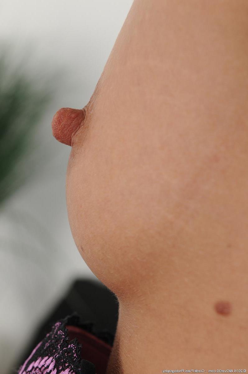 15P Sexy amateur wife gets naked