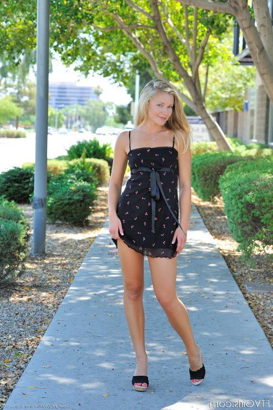 18P Lena outdoor spreading masturbating