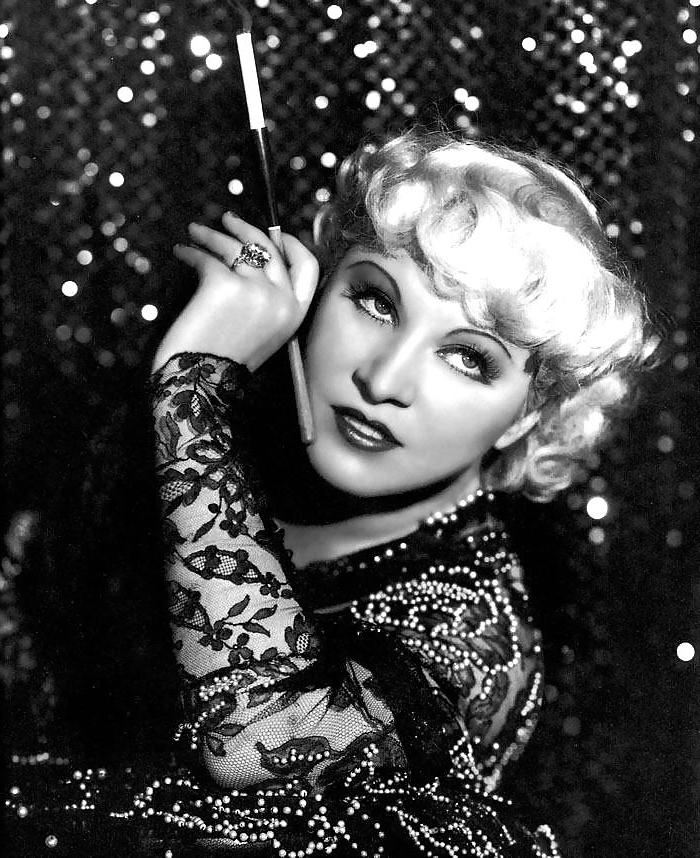 25P Beautiful Women Smoking B&W 008