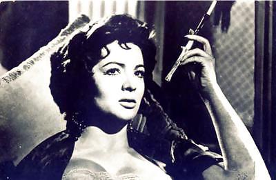 25P Beautiful Women Smoking B&W 008