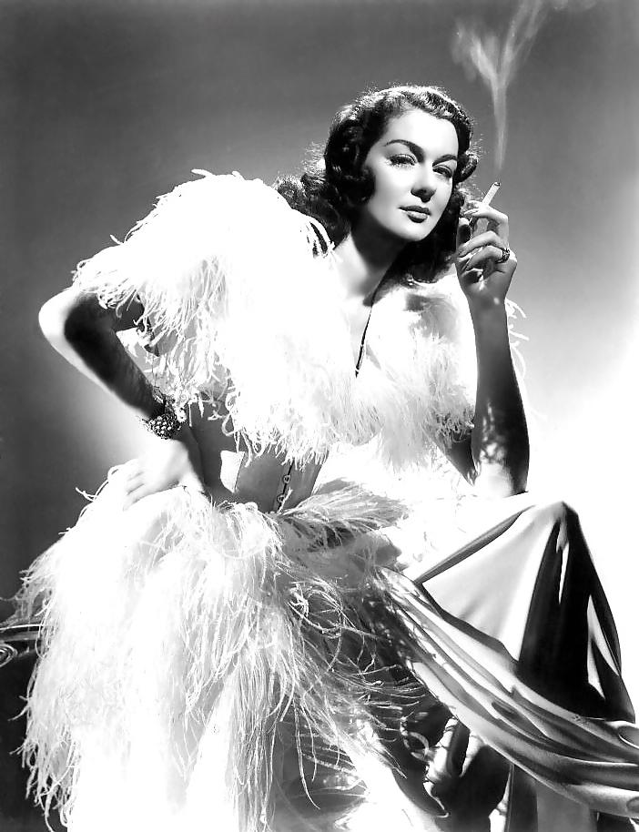 25P Beautiful Women Smoking B&W 008