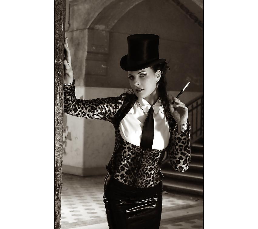 25P Beautiful Women Smoking B&W 008
