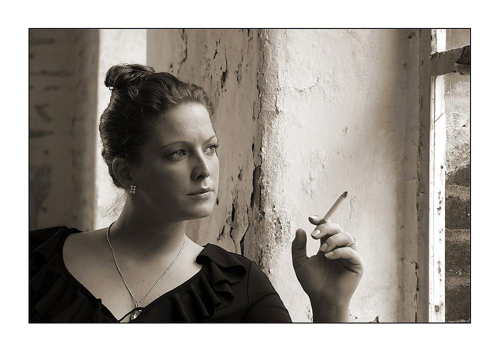 25P Beautiful Women Smoking B&W 008
