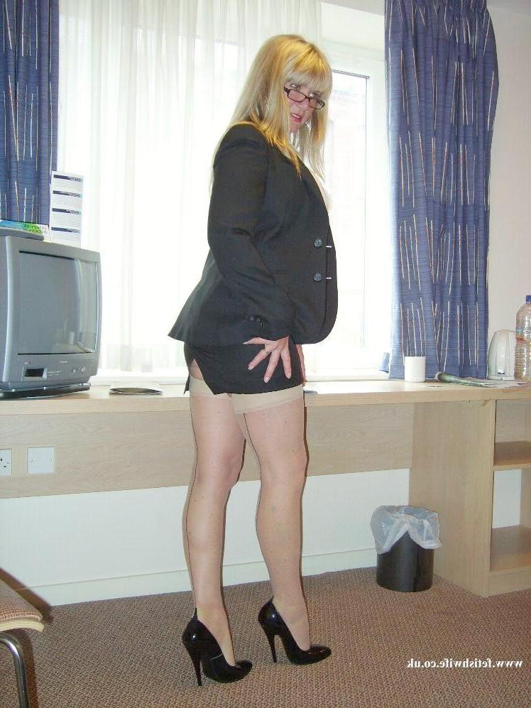 12P Amateur mature british wife in stockings