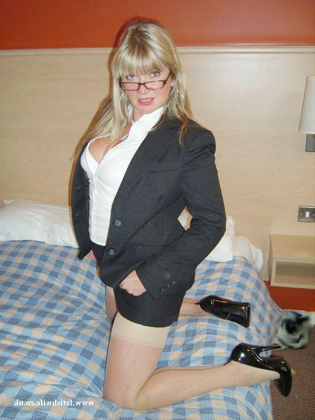 12P Amateur mature british wife in stockings