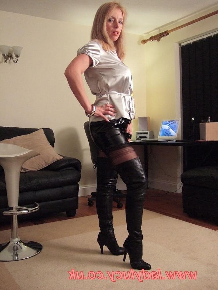 15P Housewife Lucy in stockings and high boots