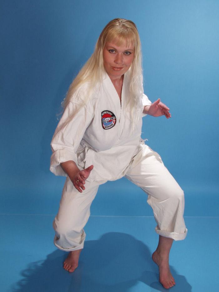 15P Sexy blonde with huge tits spreading shaved pussy after fight training