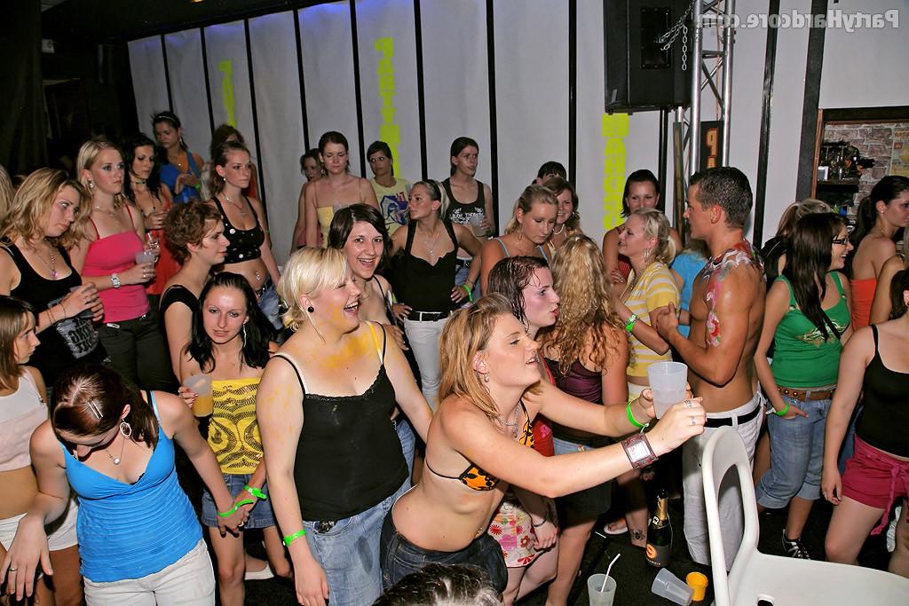 15P Party hardcore with gorgeous sexy blonde babes blowing