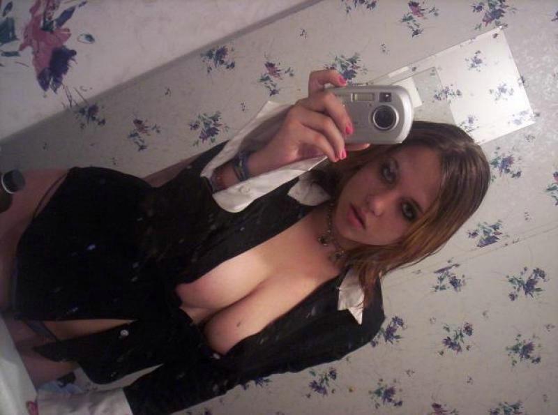 16P Hot naked babes making good use of their camera phones