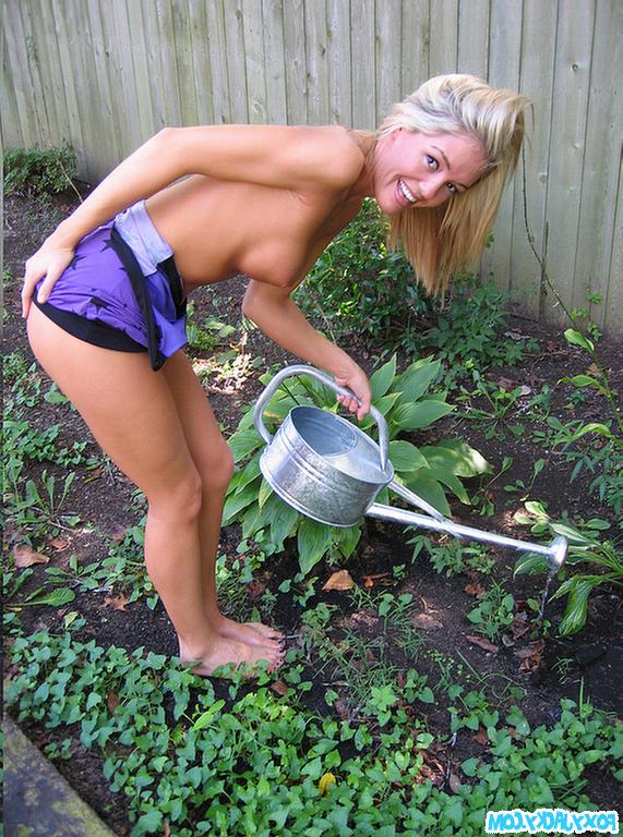 14P Foxy Jacky kümmert sich um den Garten und sich selbst