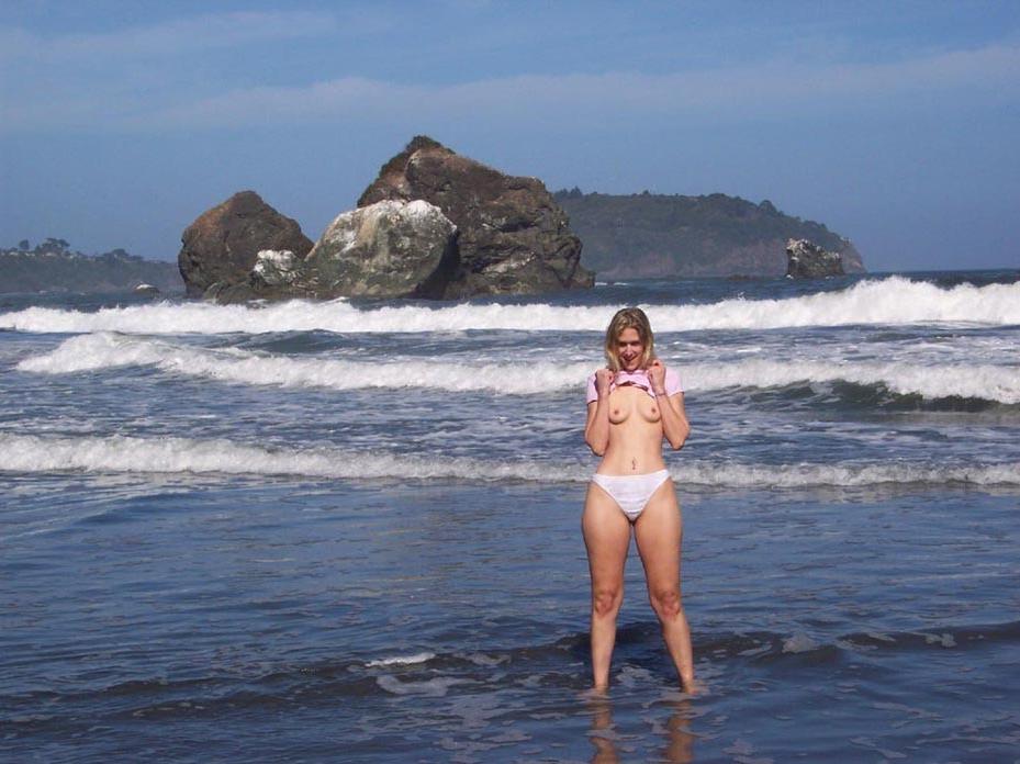 20P Blonde amateur wife exhib on holidays