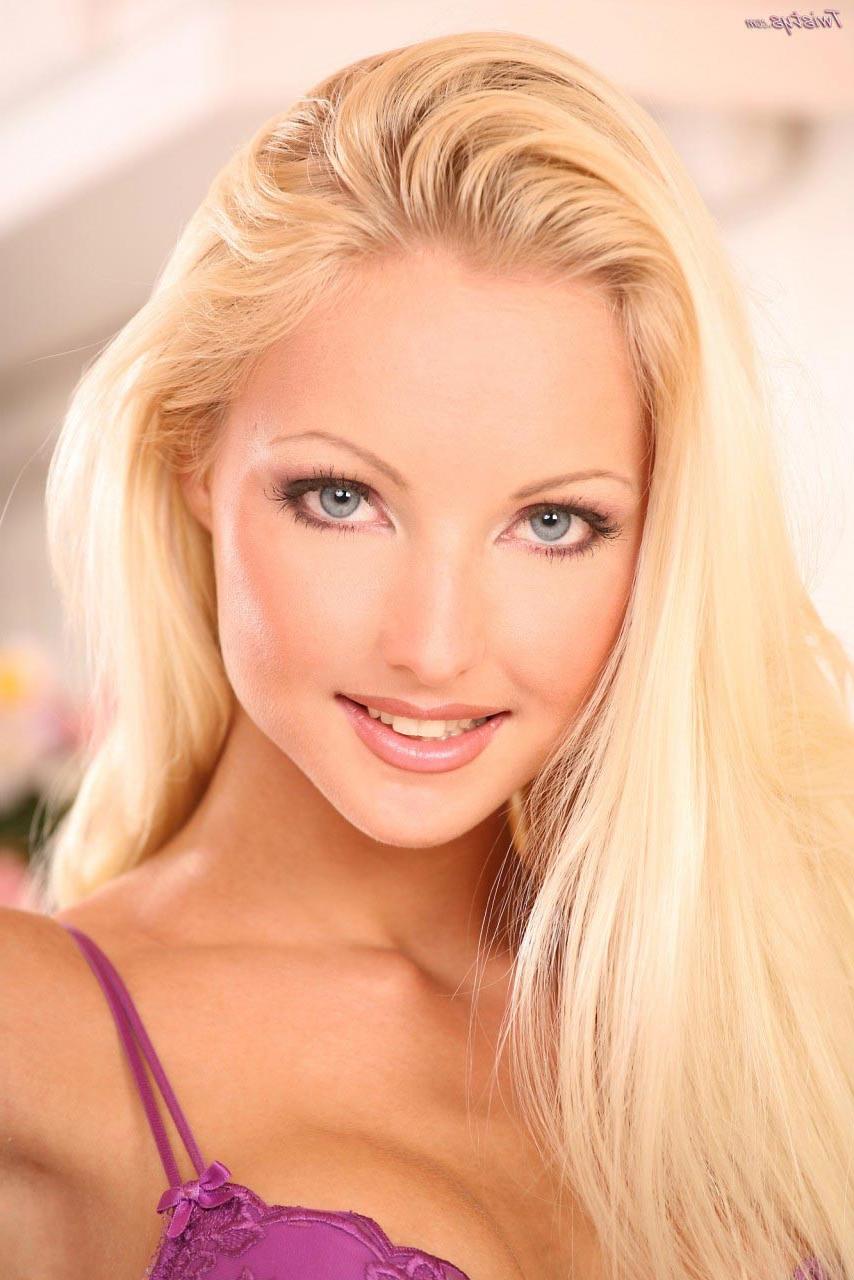 15P Leggy blonde Veronika Simon toying her pink snatch