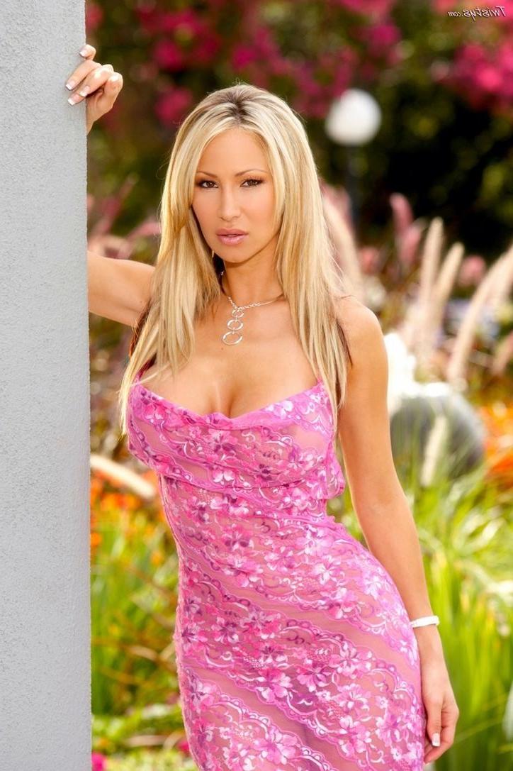 15P Sandee Westgate Blonde Stripping In A Garden